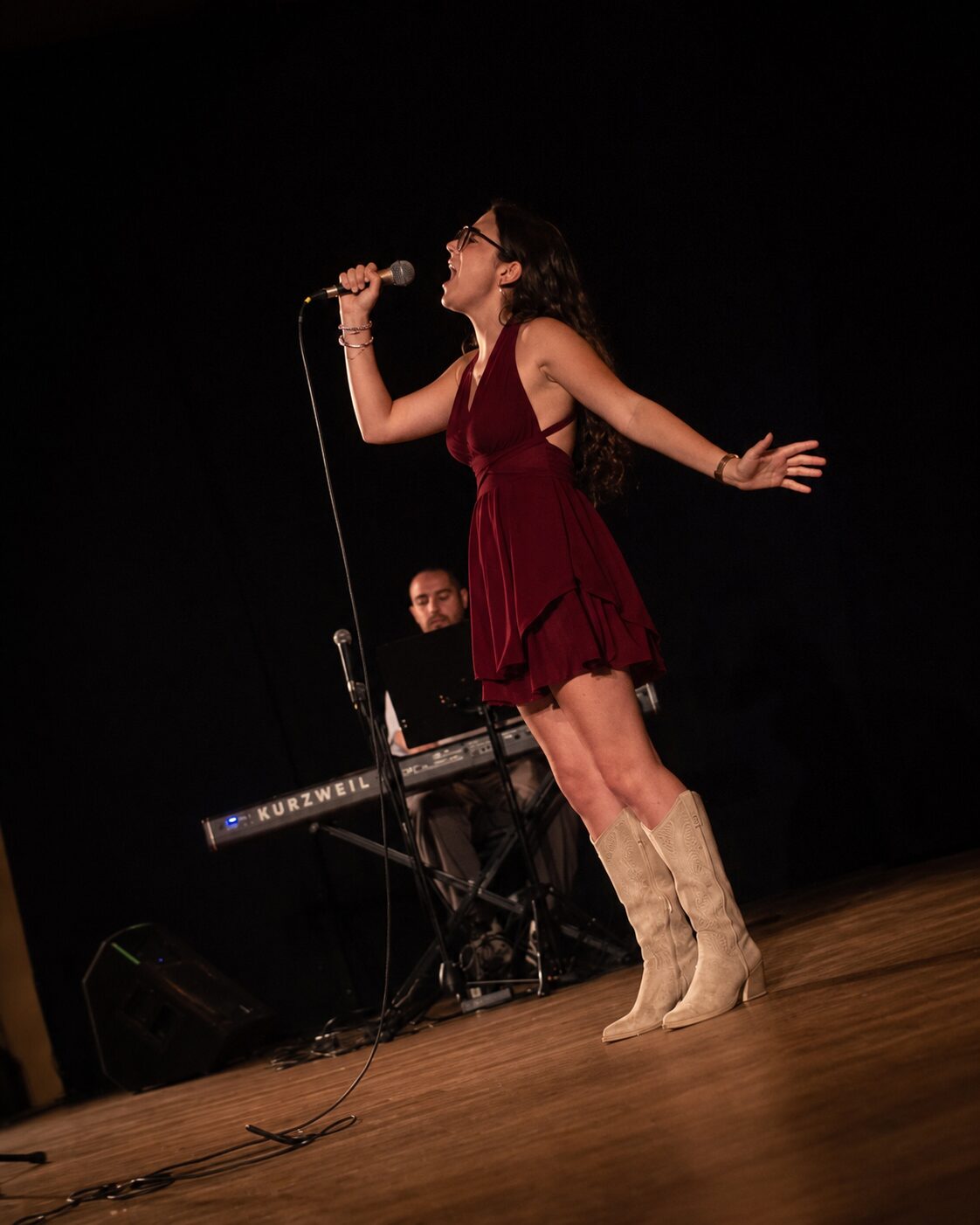 Allieva di canto durante un'esibizione sul palco