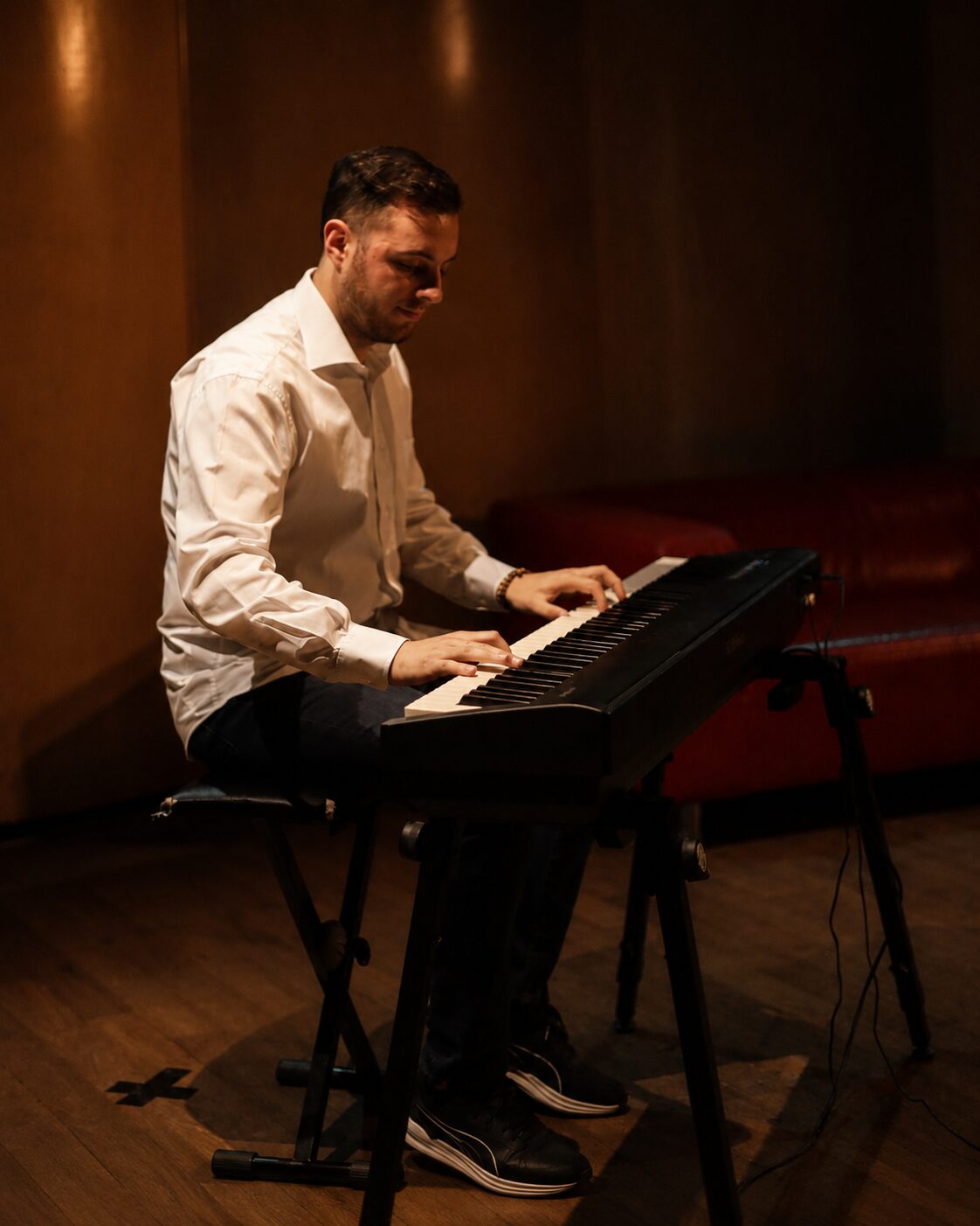Allievo di pianoforte durante un'esibizione dal vivo